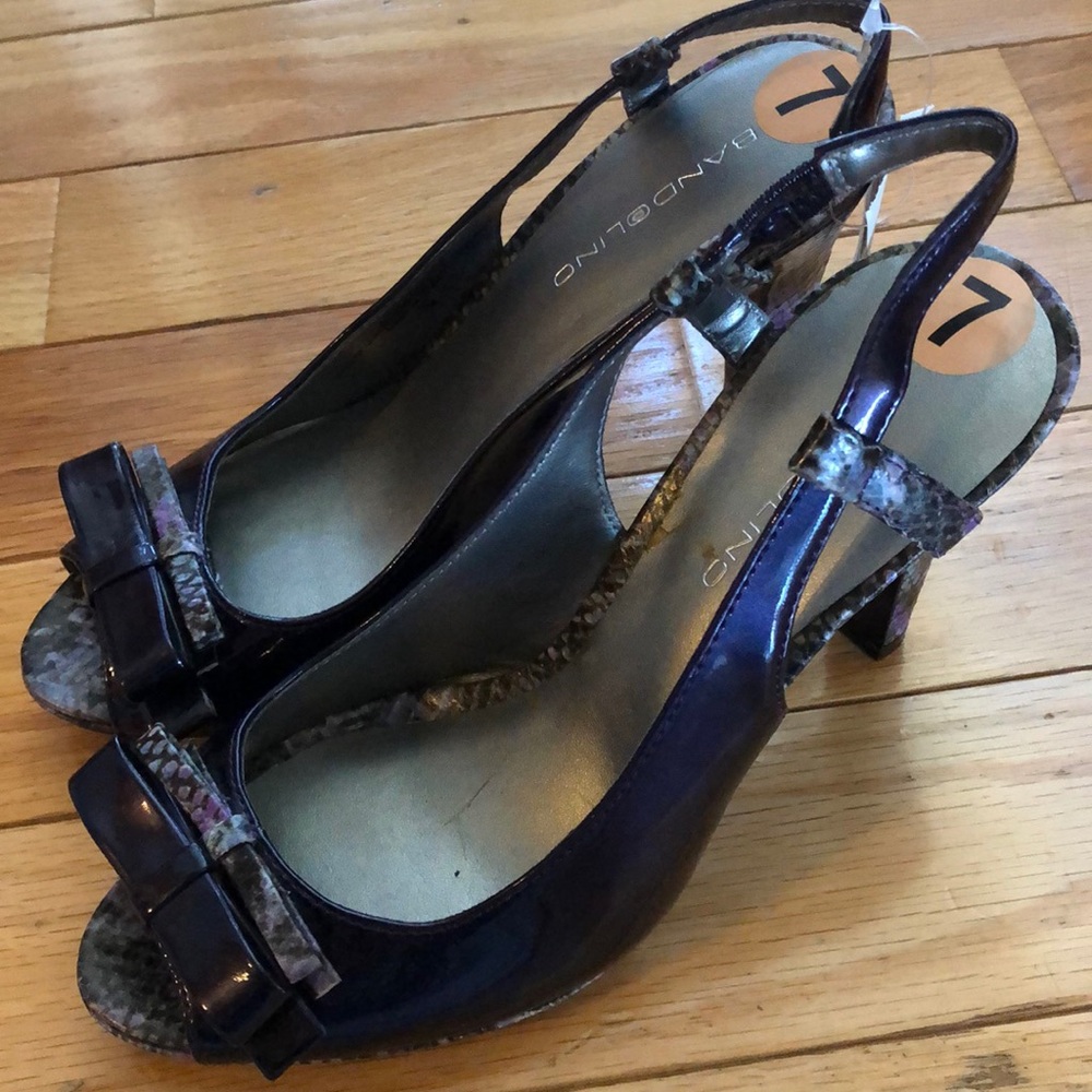 Bandolino purple snake skin heels